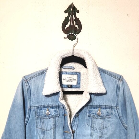 Ashley Vintage Charm Sherpa Lined Lightwash Denim Jean Jacket Size Small - Picture 2 of 9